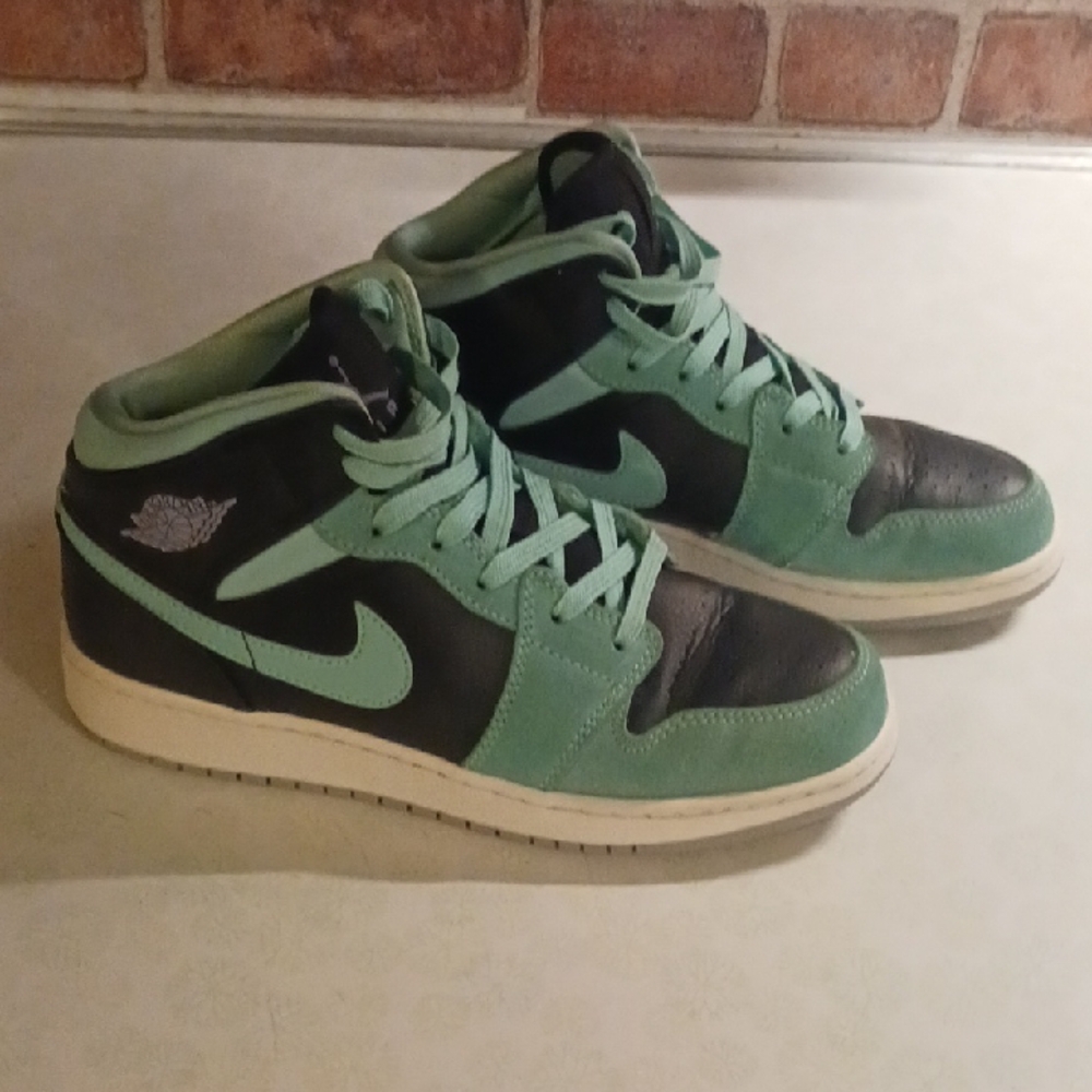 Air Jordan 1 Mid Retro GG